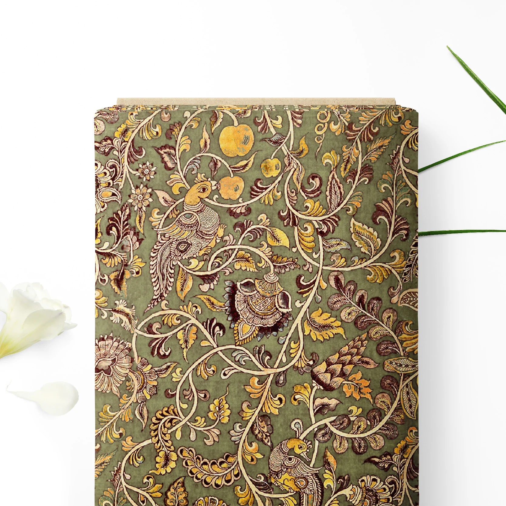 मोर और फल